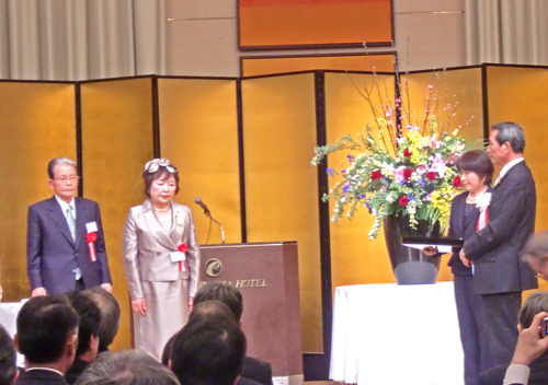 原万里子先生　黄綬褒章受賞の表彰と兵庫県知事からの感謝状